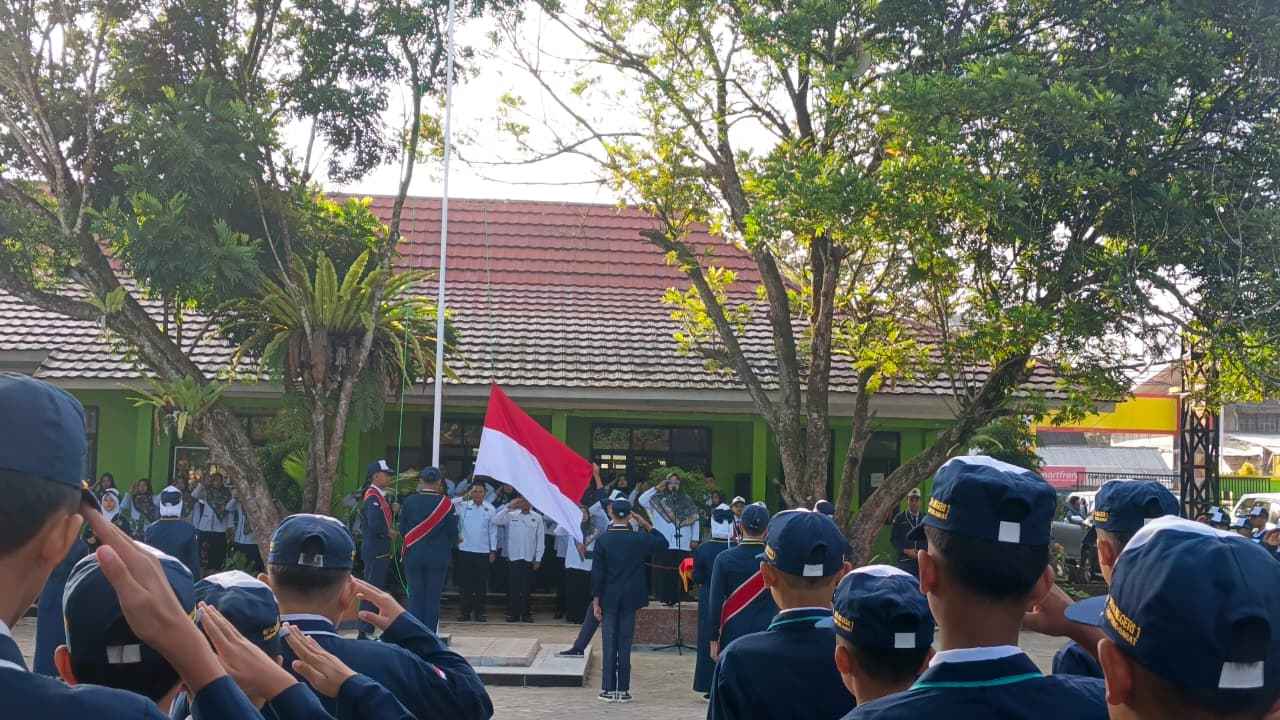Upacara Bendera Awali Aktivitas Pekan, MTsN 1 Lampung Barat Perkuat Budaya Disiplin Dan Karakter