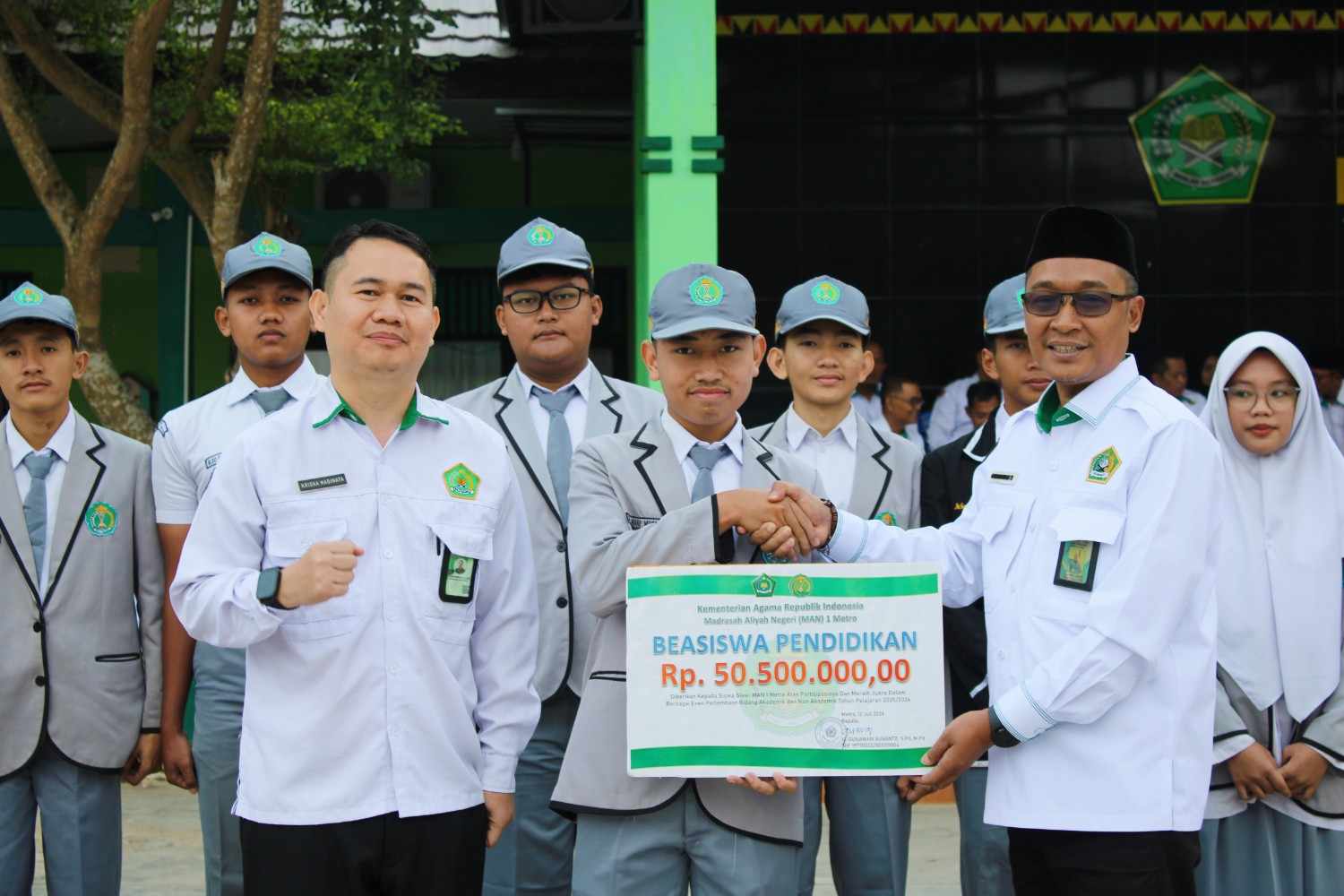 Menuju Madrasah Hebat Mendunia, MAN 1 Metro Kucurkan Beasiswa Dan Reward Puluhan Juta Rupiah Bagi Siswa Serta Guru Berprestasi