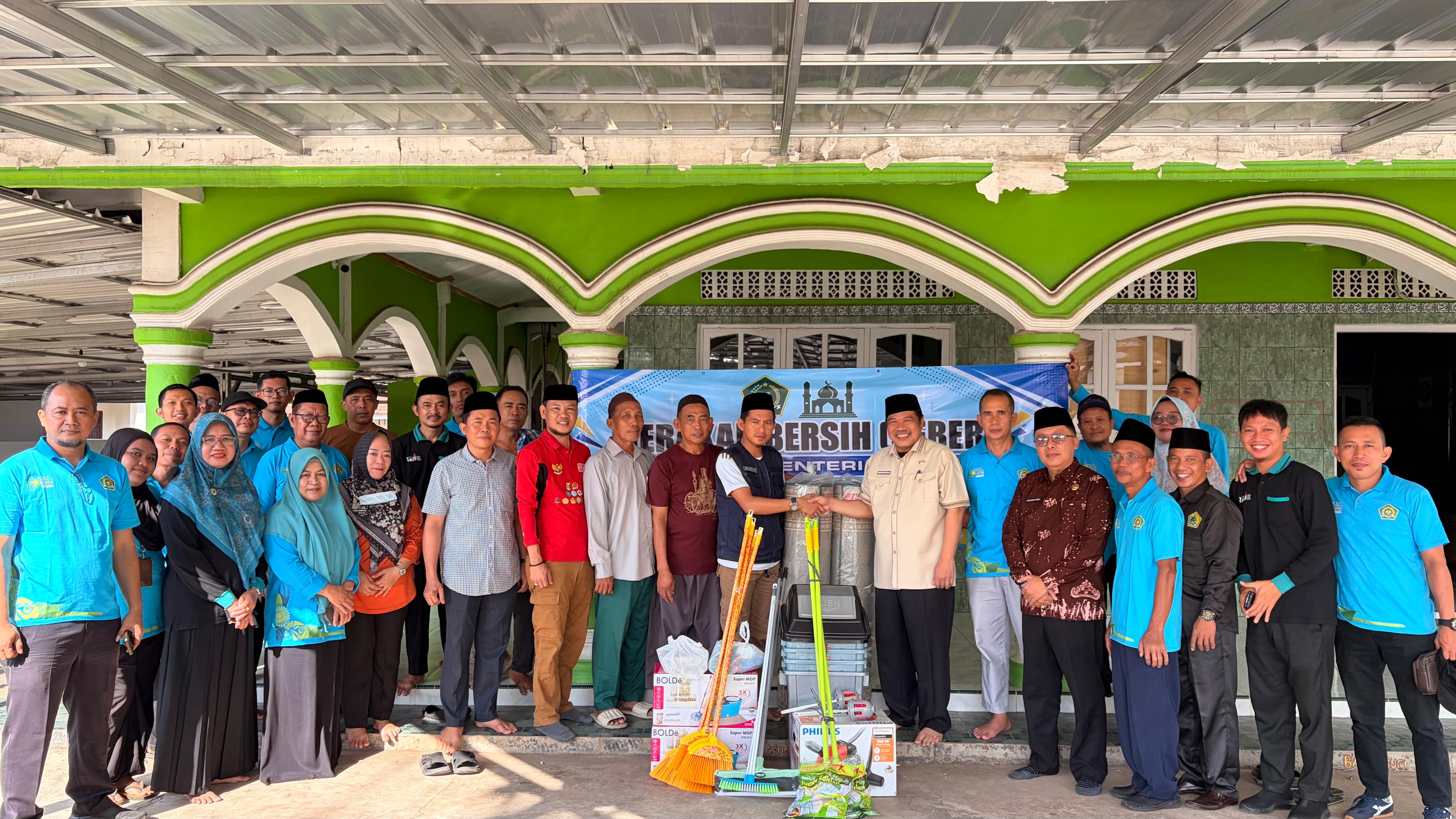 Gotong Royong Tanpa Sekat, Kemenag Lampung Timur Semarakkan Peaceful Muharam Dengan Bersih Rumah Ibadah