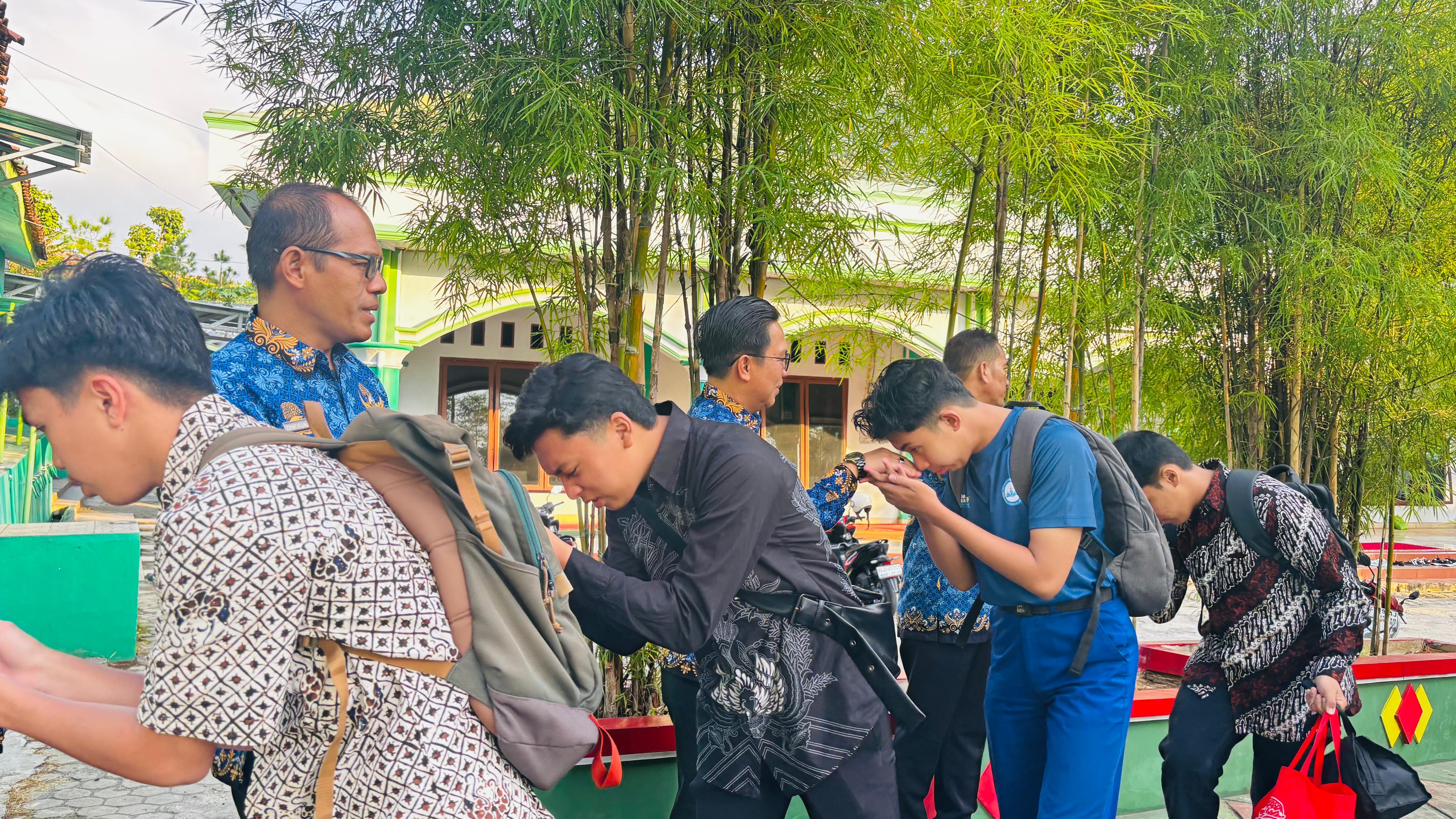 Awal Tahun Pelajaran 2026/2027, MAN 2 Bandar Lampung Terapkan Sapa Pagi Dengan Pola Baru