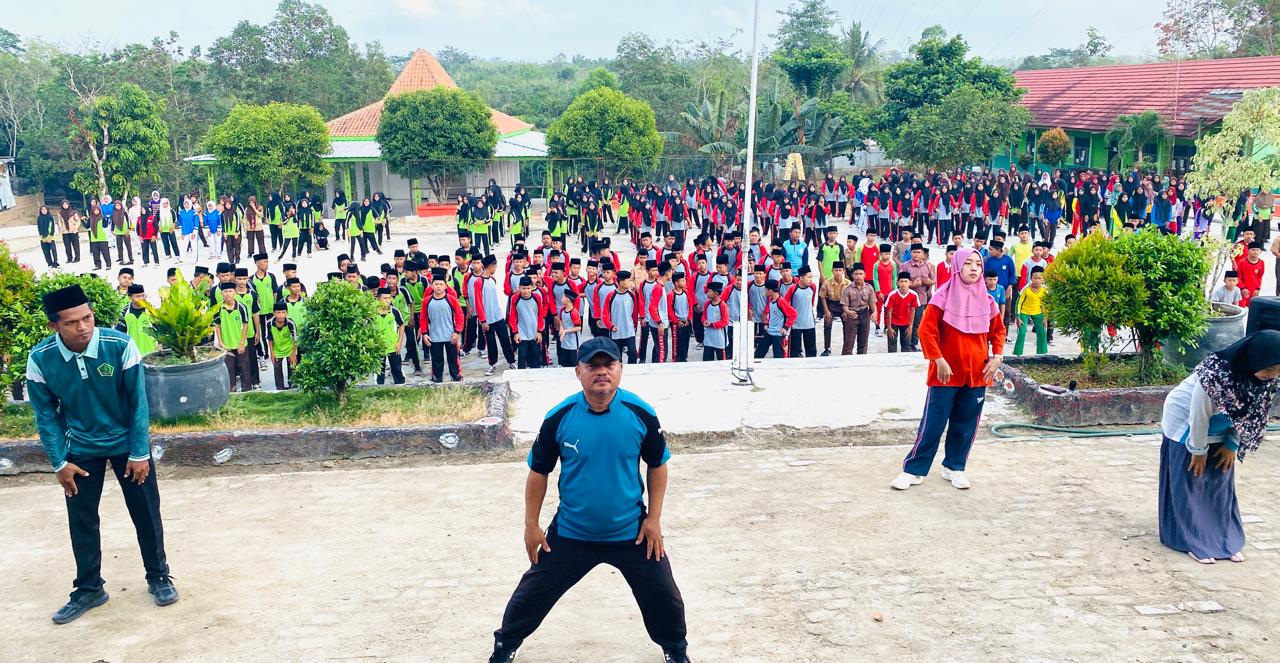 Bangun Semangat Dan Kebugaran, MTsN 2 Way Kanan Gelar Senam Pagi Bersama