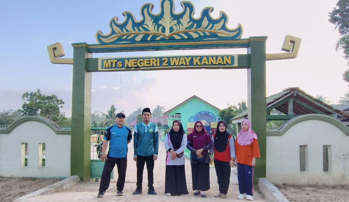 Awali Jumat Dengan Senyum Dan Salam, Guru MTsN 2 Way Kanan Sambut Siswa Di Gerbang