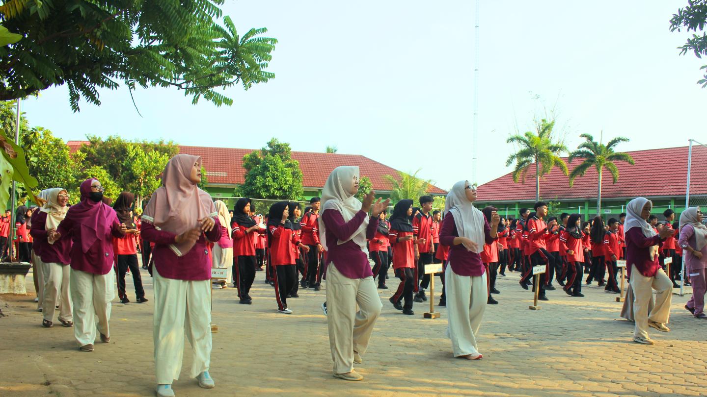 Wujudkan Generasi Kuat Dan Kreatif, Seluruh Warga MTsN 1 Lamsel Antusias Ikuti "Jumat Sehat"