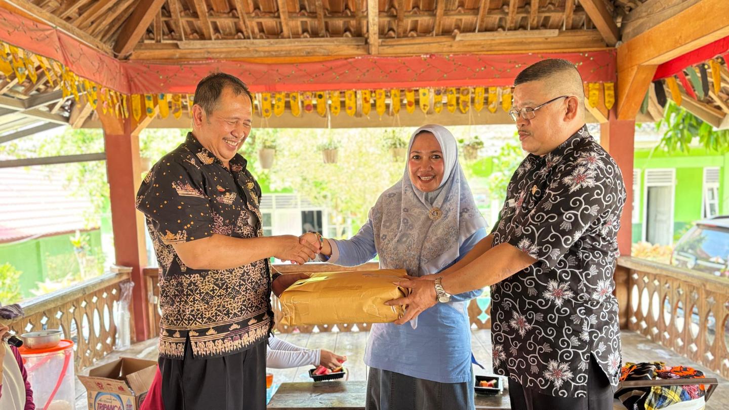 Penuh Haru Dan Kekeluargaan, MTsN 1 Lamsel Gelar Temu Pamit Kepala Madrasah Di Saung Madrasah