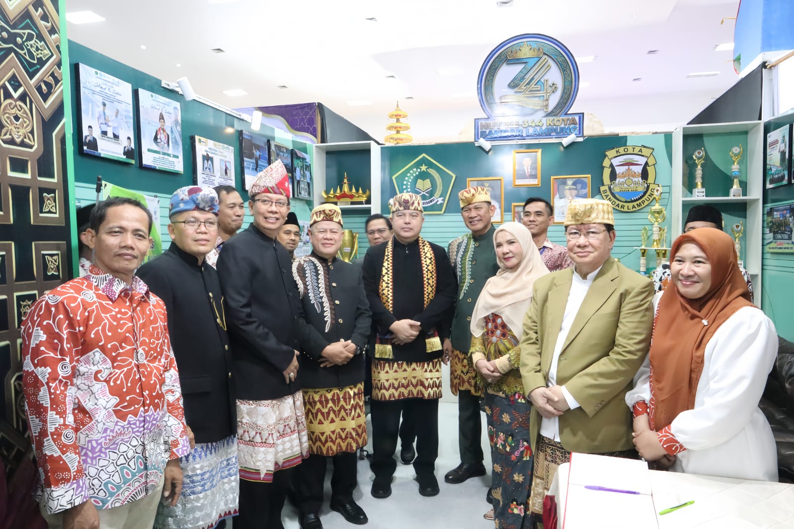 "Sekjen Kemendagri Dan Wali Kota Bandar Lampung Tinjau Stand Kemenag Pada Bandar Lampung Expo 2026"