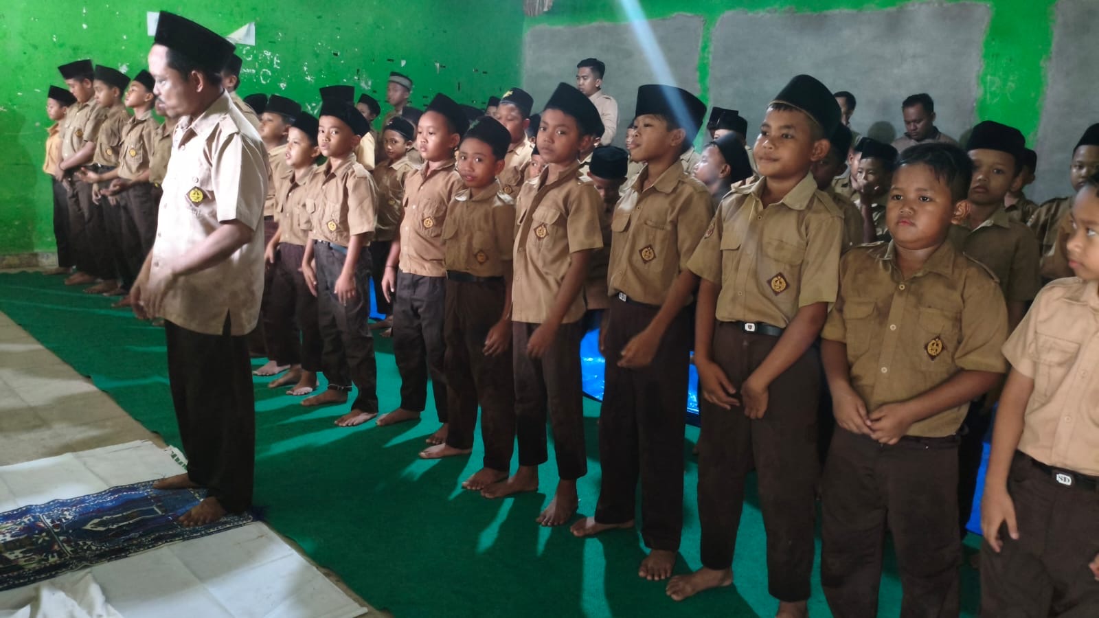 Sentuhan Iman Di Tengah Hari: Pembiasaan Sholat Dzuhur MIN 4 Way Kanan Kokohkan Karakter Siswa