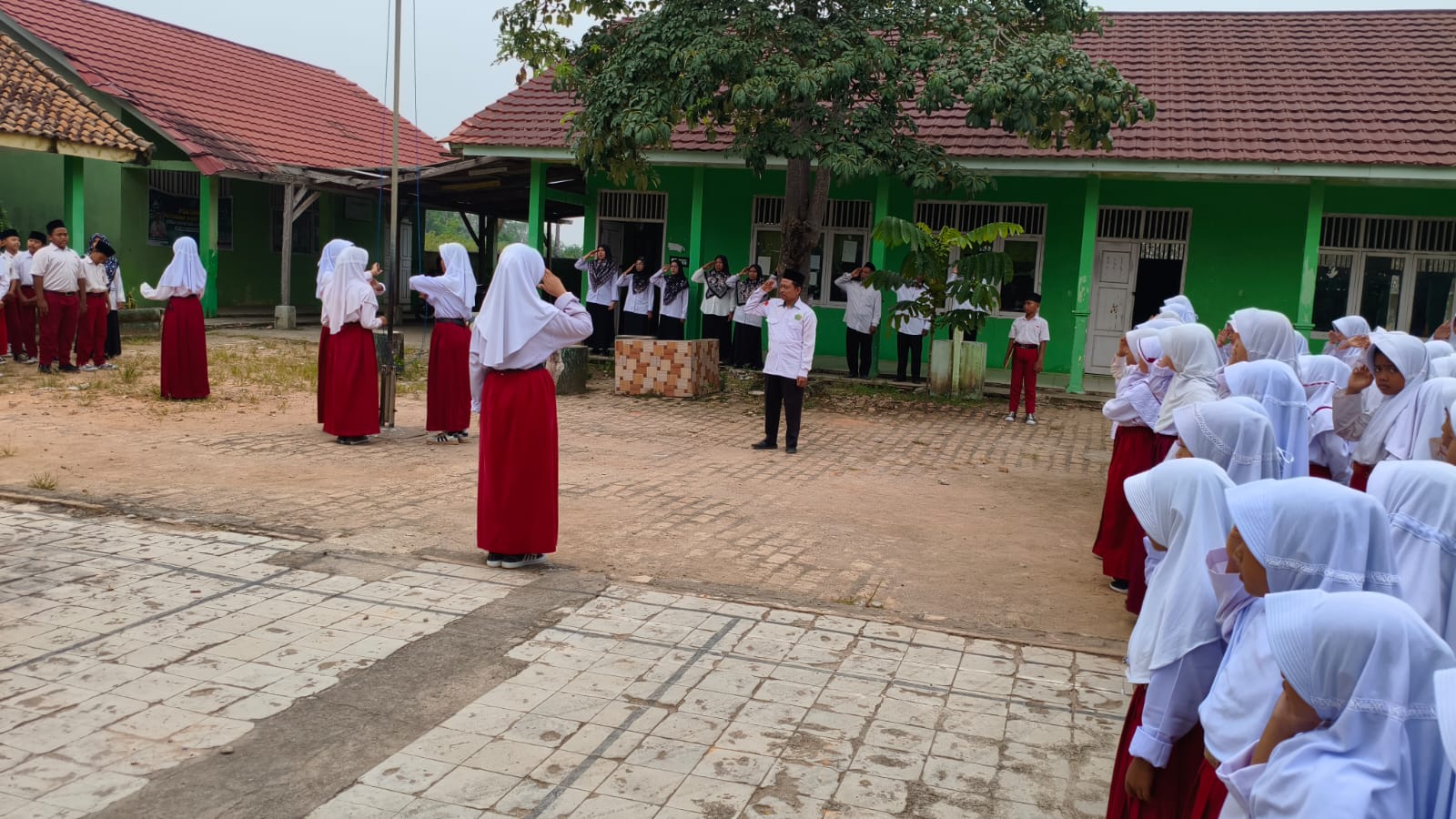Suasana Upacara MIN 4 Way Kanan: Menggugah Kesadaran Siswa Untuk Hidup Tertib
