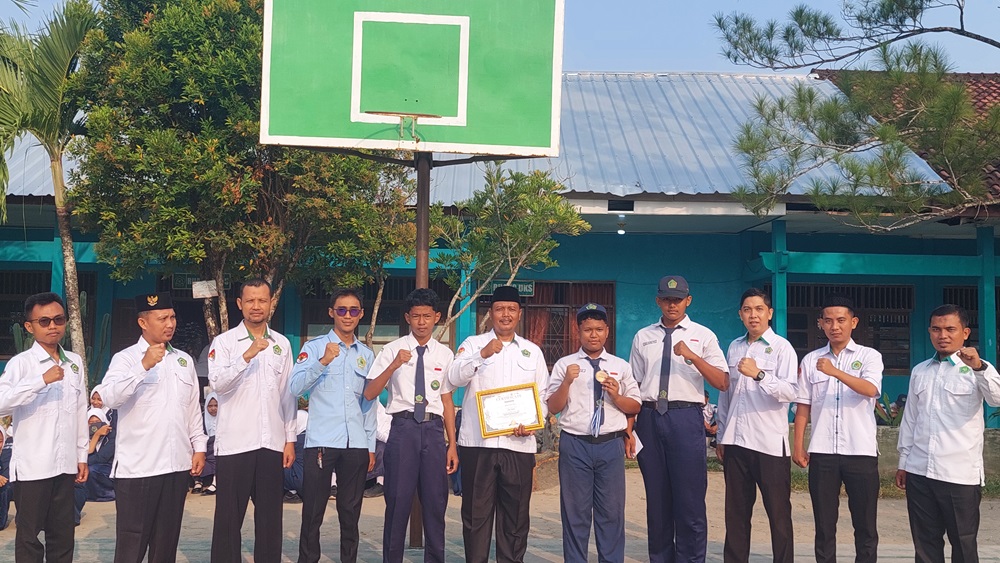 Awali Tahun Pelajaran 2026/2027, MTsN 1 Mesuji Apresiasi Prestasi Murid Berprestasi