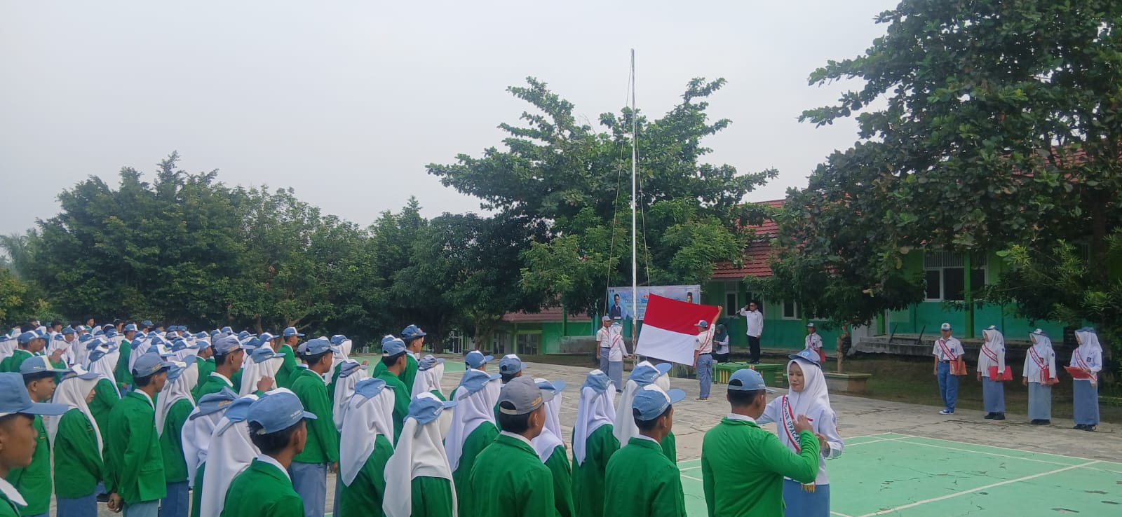 Kepala Tata Usaha MAN 1 Way Kanan Tekankan Penguatan Disiplin Dan Integritas Pada Upacara Bendera