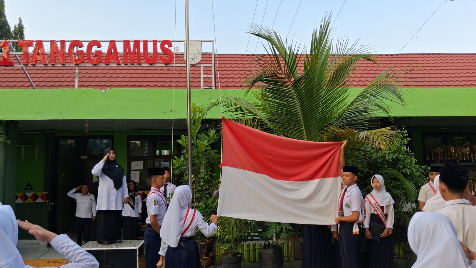 Upacara Bendera Awal Pekan, Waka Kurikulum MTsN 1 Tanggamus Tekankan Pentingnya Ilmu Dan Akhlak