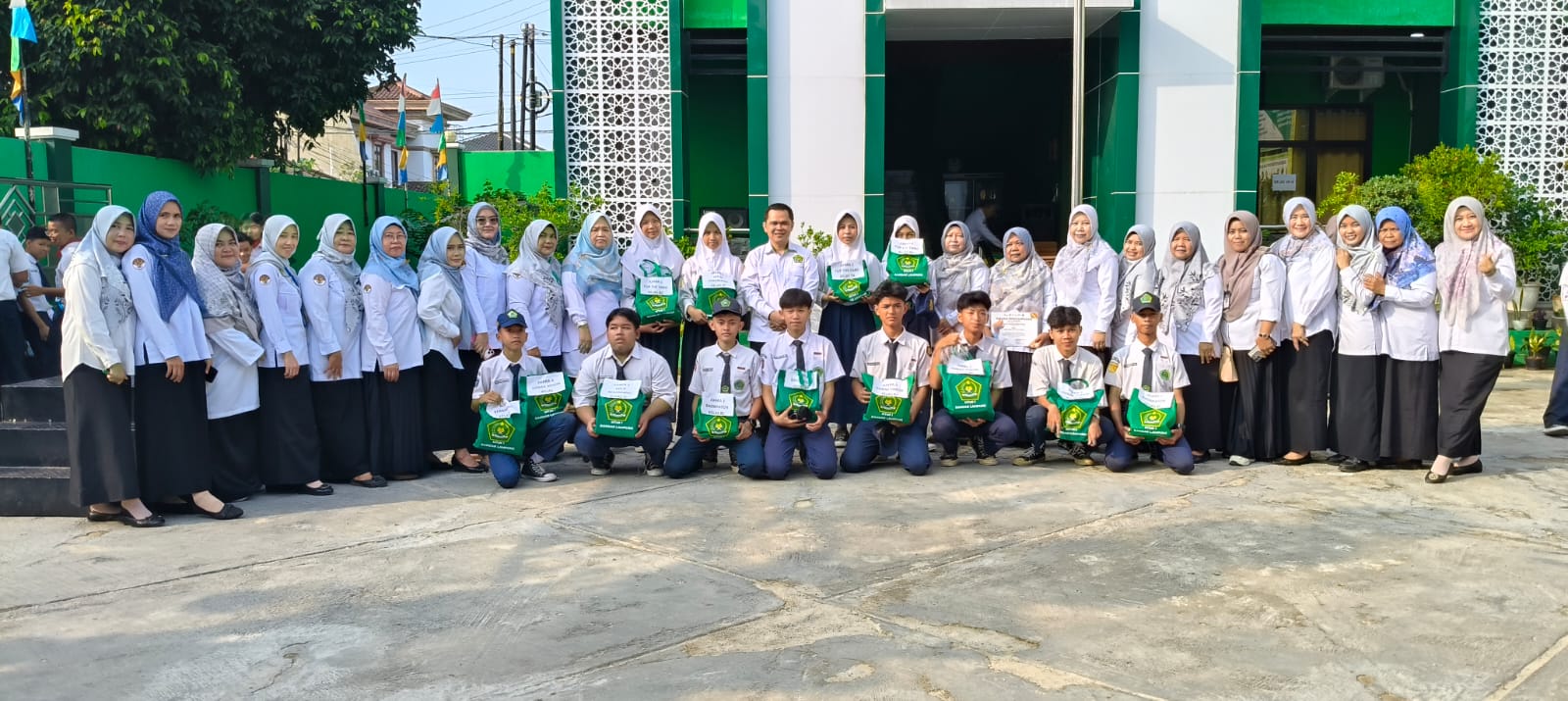 Semangat Sportivitas Warnai Pembagian Hadiah Classmeeting MTsN 1 Bandar Lampung Tahun Ajaran 2025/2026