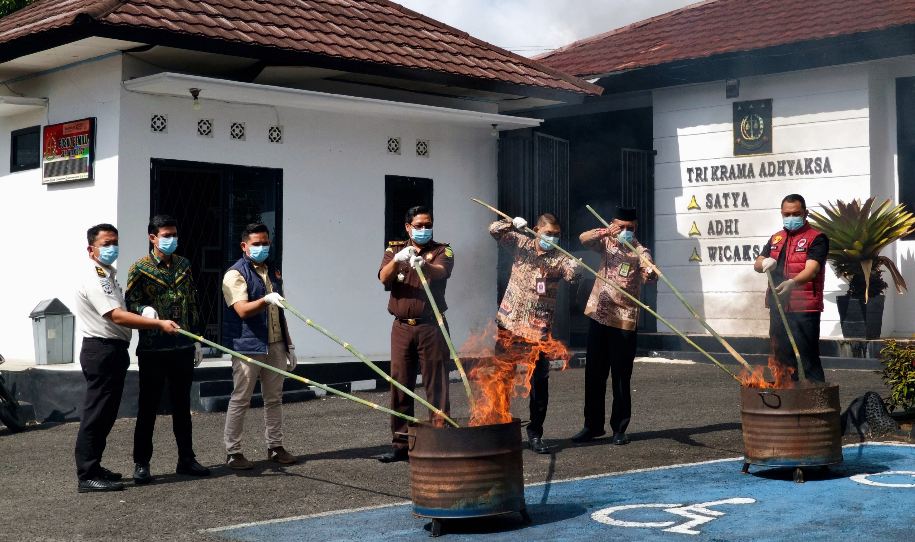 Kemenag Lambar Hadiri Pemusnahan Barang Bukti Perkara Pidana Inkracht di Kejari Lambar