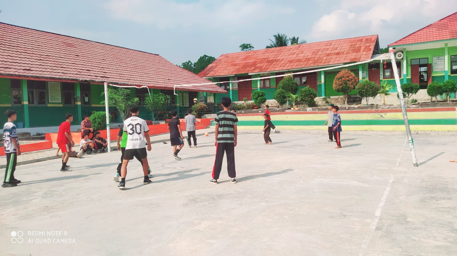 Cetak Atlet Berprestasi, MTsN 2 Way Kanan Gelar Latihan Perdana Ekstrakurikuler Voli dan Futsal Putra