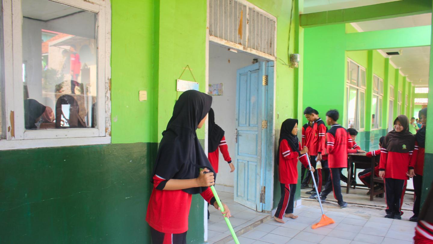 Budayakan Gotong Royong Akhir Bulan, Seluruh Warga MTsN 1 Lampung Selatan Kompak Bersihkan Lingkungan Sekolah