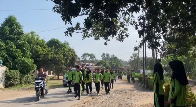 Implementasi Kegiatan Jalan Sehat sebagai Upaya Peningkatan Kebugaran Jasmani dan Penguatan Kebersamaan Warga MAN 1 Way Kanan