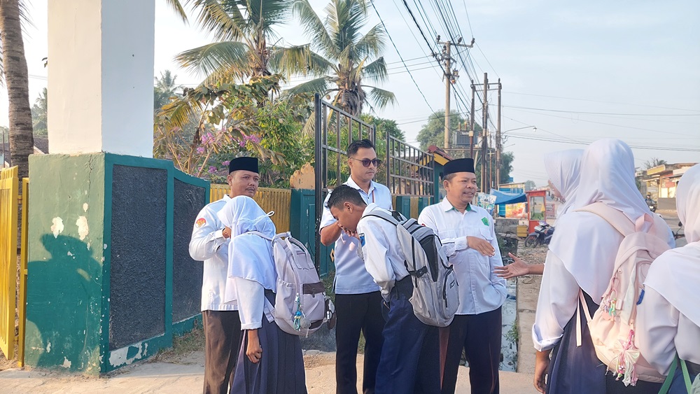 MTsN 1 Mesuji Biasakan Penyambutan Siswa di Gerbang Madrasah