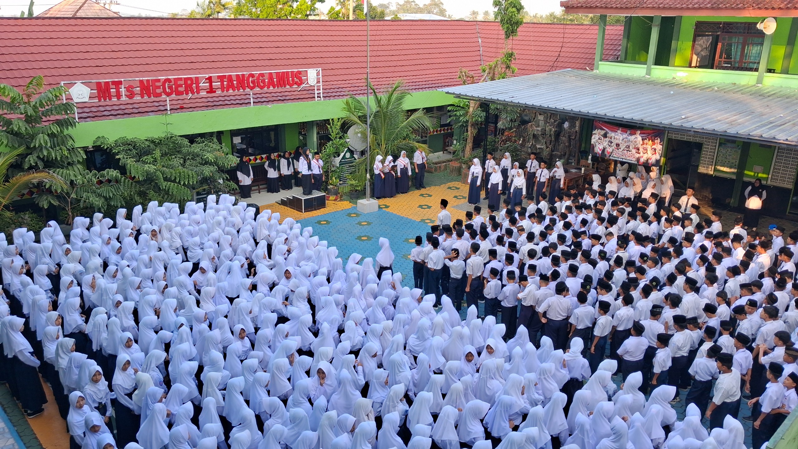 “Aturan Madrasah adalah Latihan Hidup", Pesan Nurhasanah pada Upacara Bendera MTsN 1 Tanggamus