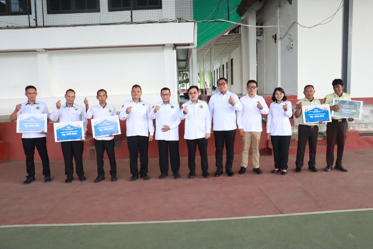 Kakanwil Zulkarnain Salurkan Bedah Rumah dan Beasiswa, Wujud Kemenag Peduli Kesejahteraan Pegawai