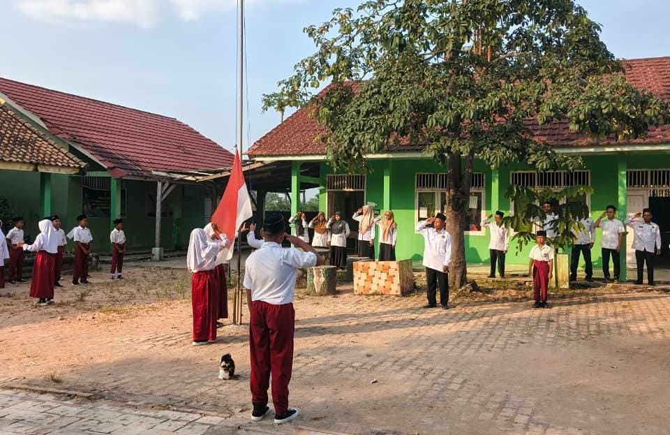 Atasi Debu Musim Kemarau, Siswa MIN 4 Way Kanan Jadikan Momen Upacara Pembina Pesan Kebersihan