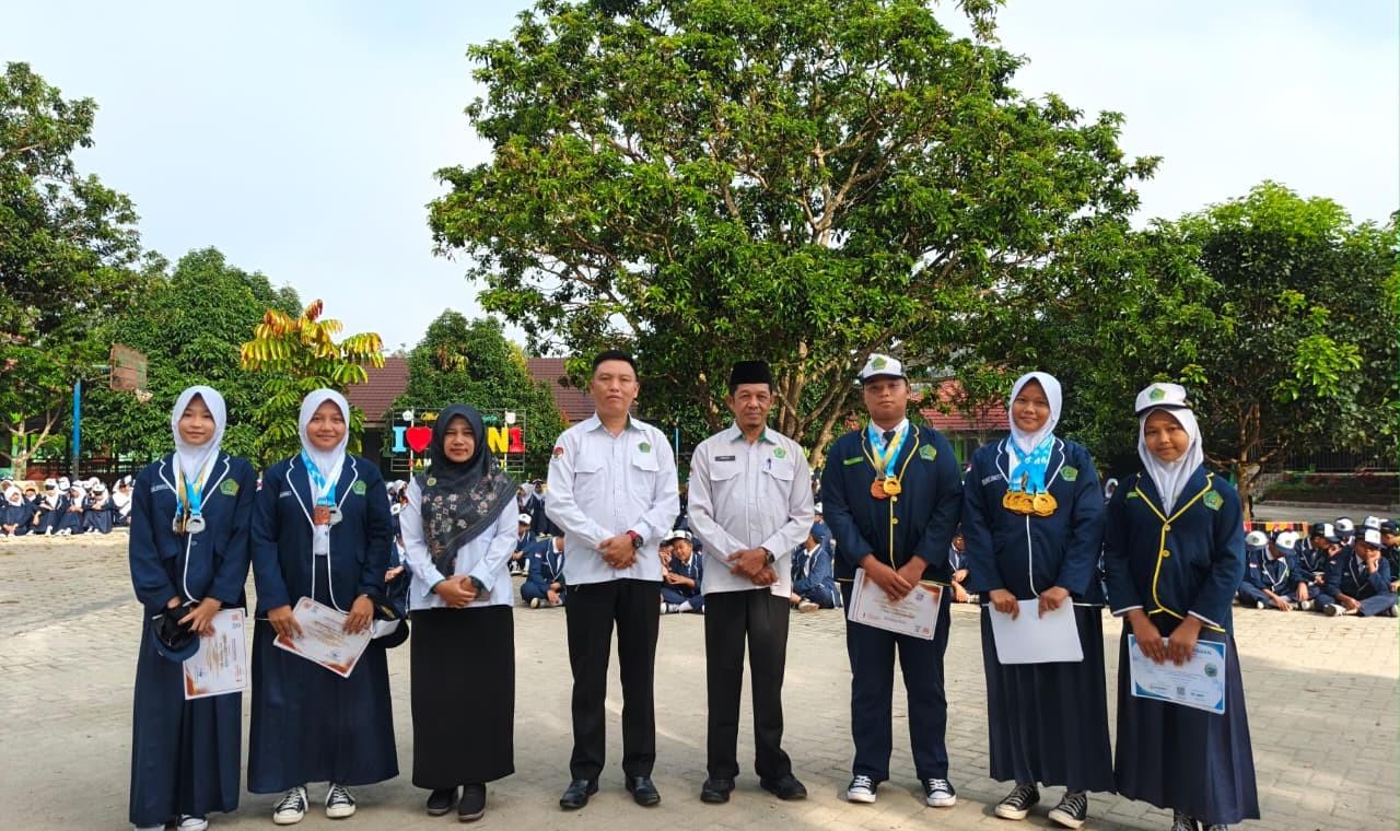 Disiplin Ditanamkan, Prestasi Dibanggakan: MTsN 1 Lampung Barat Apresiasi Siswa Berprestasi dalam Upacara Rutin