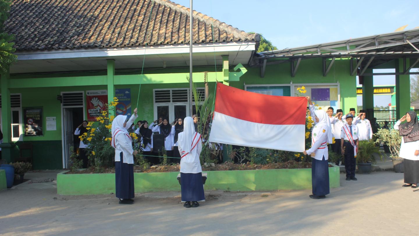 Wujudkan Lingkungan Sekolah yang Aman, Pembina Upacara MTsN 1 Lamsel Tekankan Pentingnya Akhlak dan Rasa Hormat