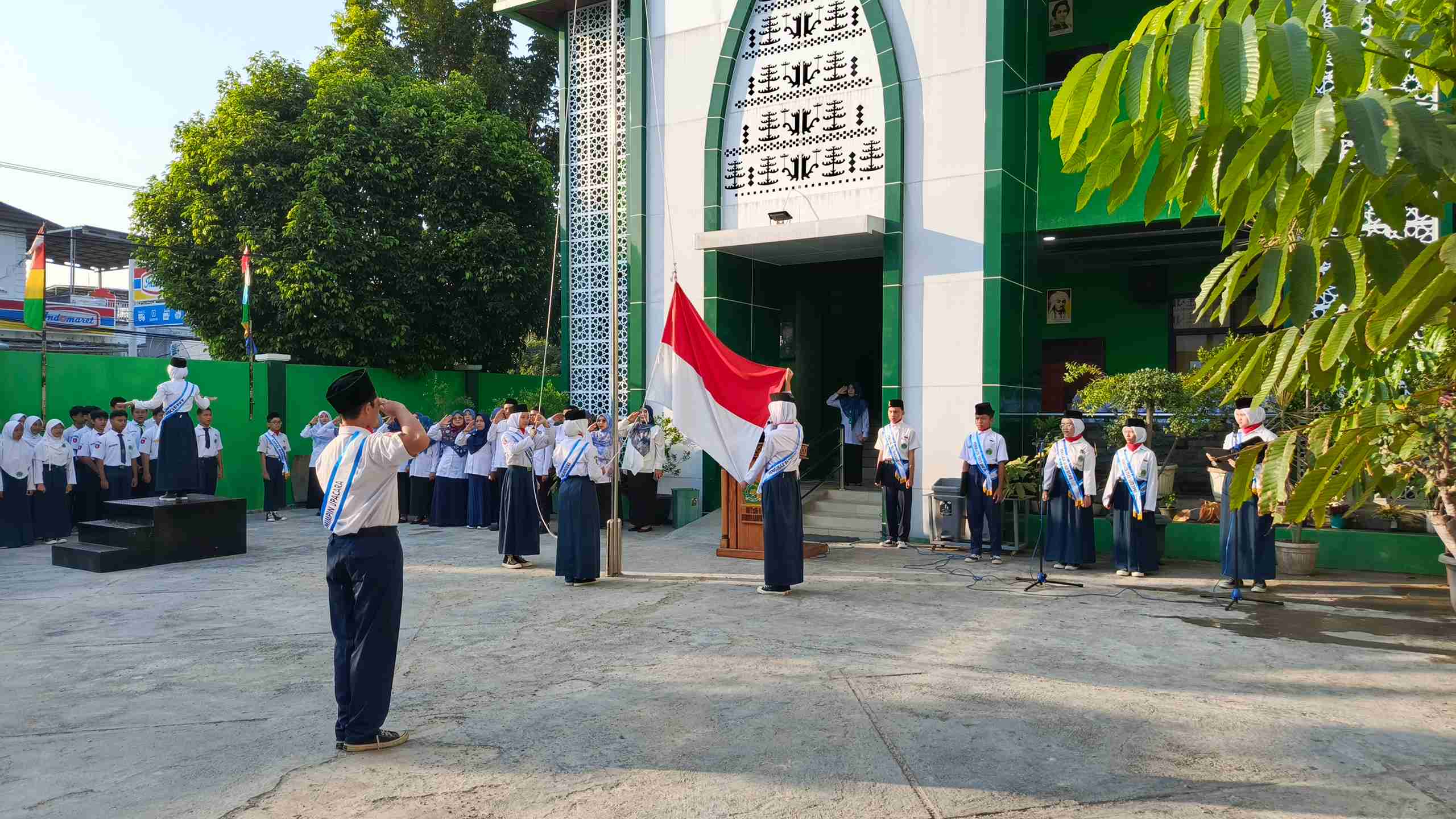 Bangun Karakter Disiplin, MTsN 1 Bandar Lampung Gelar Upacara Bendera Penuh Makna
