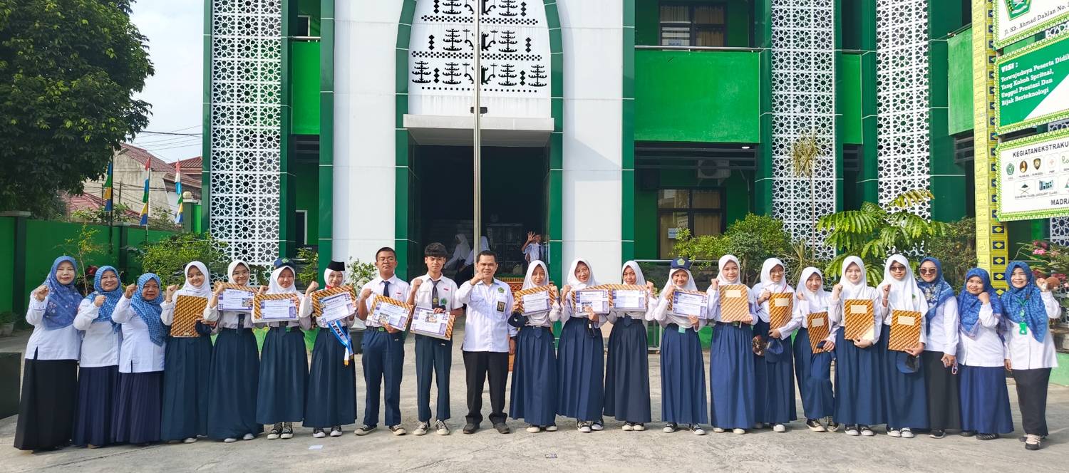 Pengumuman Juara HEAT 2026 Warnai Upacara Senin, MTsN 1 Bandar Lampung Beri Apresiasi Talenta Berprestasi