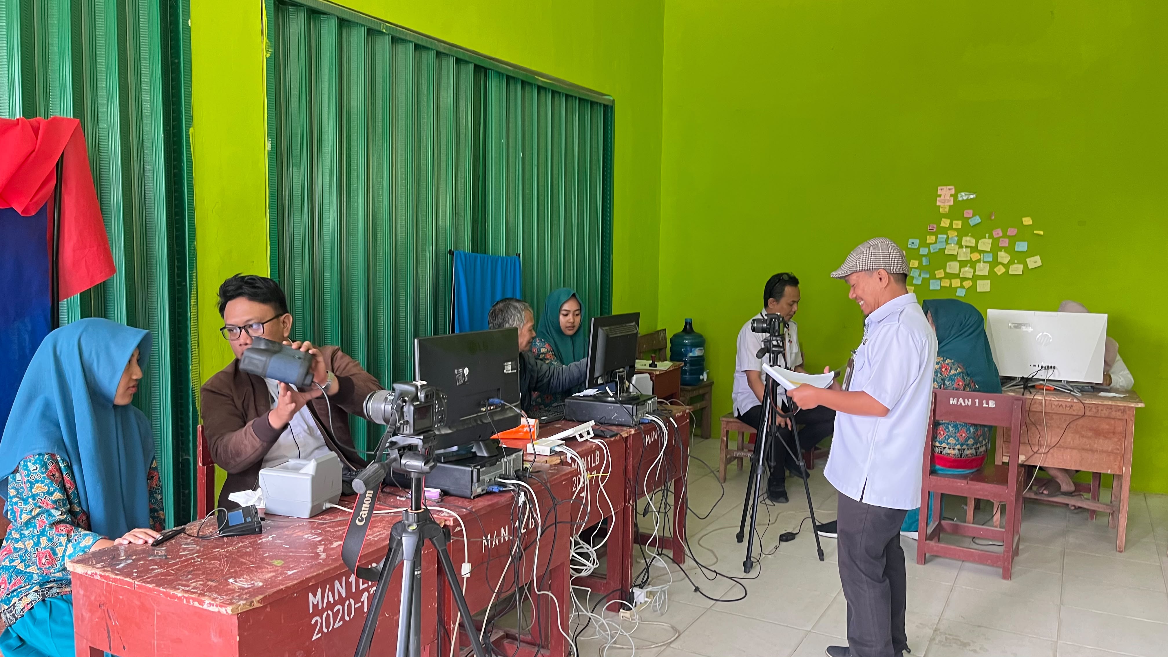 Disdukcapil Lampung Barat Jemput Bola, Ratusan Siswa MAN 1 Lampung Barat Ikuti Perekaman E-KTP dan Pembuatan KIA