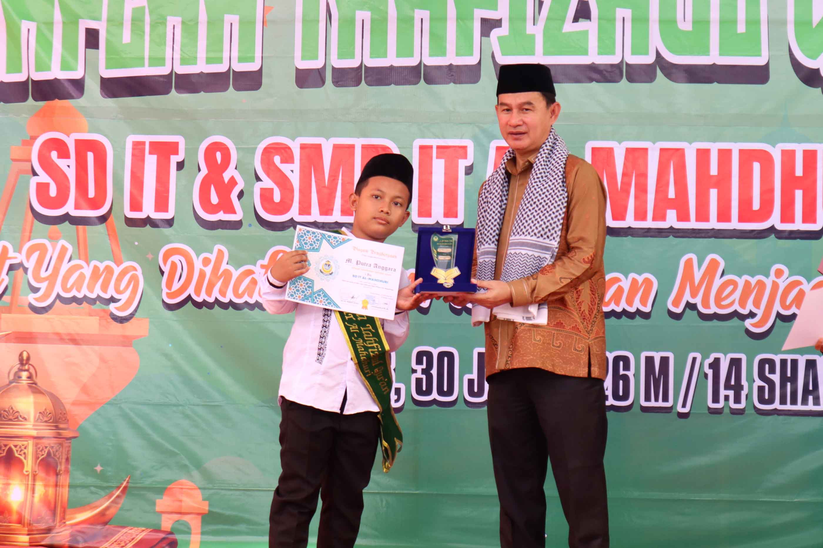 Wisuda Tahfiz Qur'an Al Mahdhuri : Kepala Kemenag Pesisir Barat Ajak Generasi Muda Amalkan Nilai-Nilai Al Qur'an