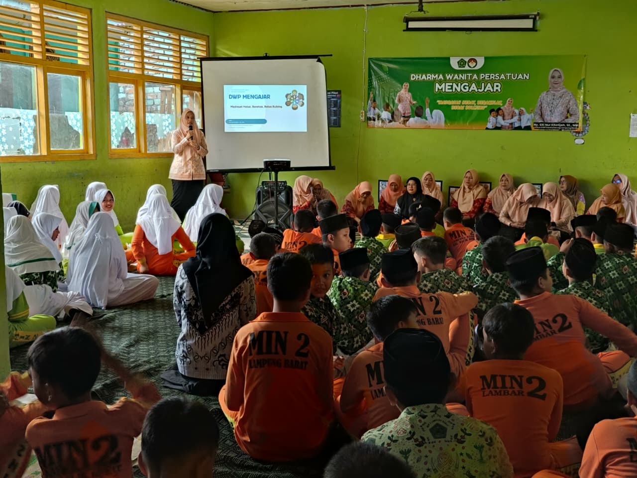 Tanamkan Nilai Anti-Bullying Sejak Dini, DWP Kankemenag Lambar Gelar Program "DWP Mengajar" di MIN 2