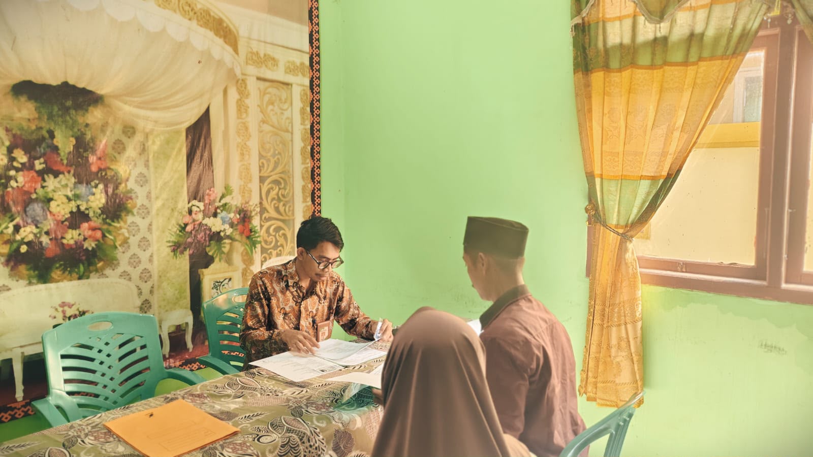 Verifikasi Dokumen Jadi Langkah Penting, Penghulu KUA Negeri Besar Pastikan Keabsahan Data Calon Pengantin