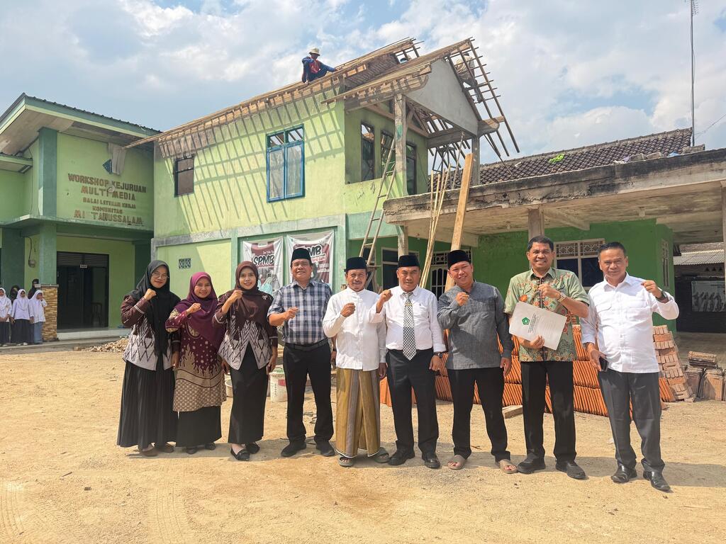 Kemenag Pringsewu Salurkan Bantuan Sosial untuk Pondok Pesantren Miftahussalam Pagelaran
