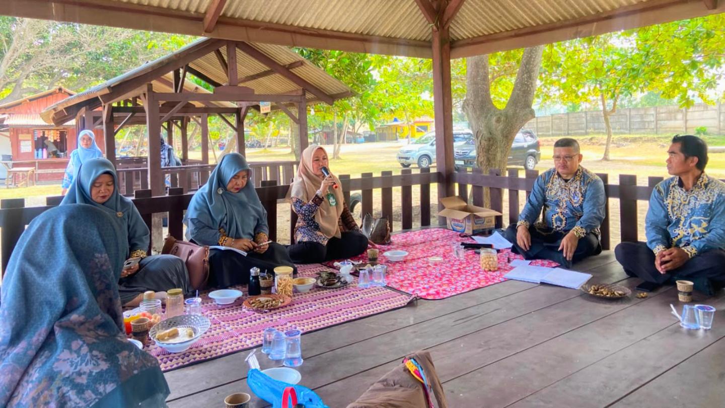 Sinergi 24 Kepala Madrasah, Rakor KKM 1 Lamsel di Pantai Kedu Matangkan Program Kerja 2026/2027