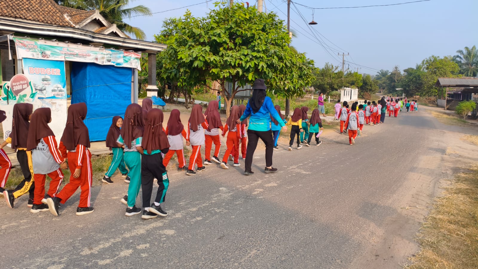 Satu Langkah Kebersamaan Jumat Pagi: Pendidik dan Siswa MIN 4 Way Kanan Menyatu di Jalan Sehat