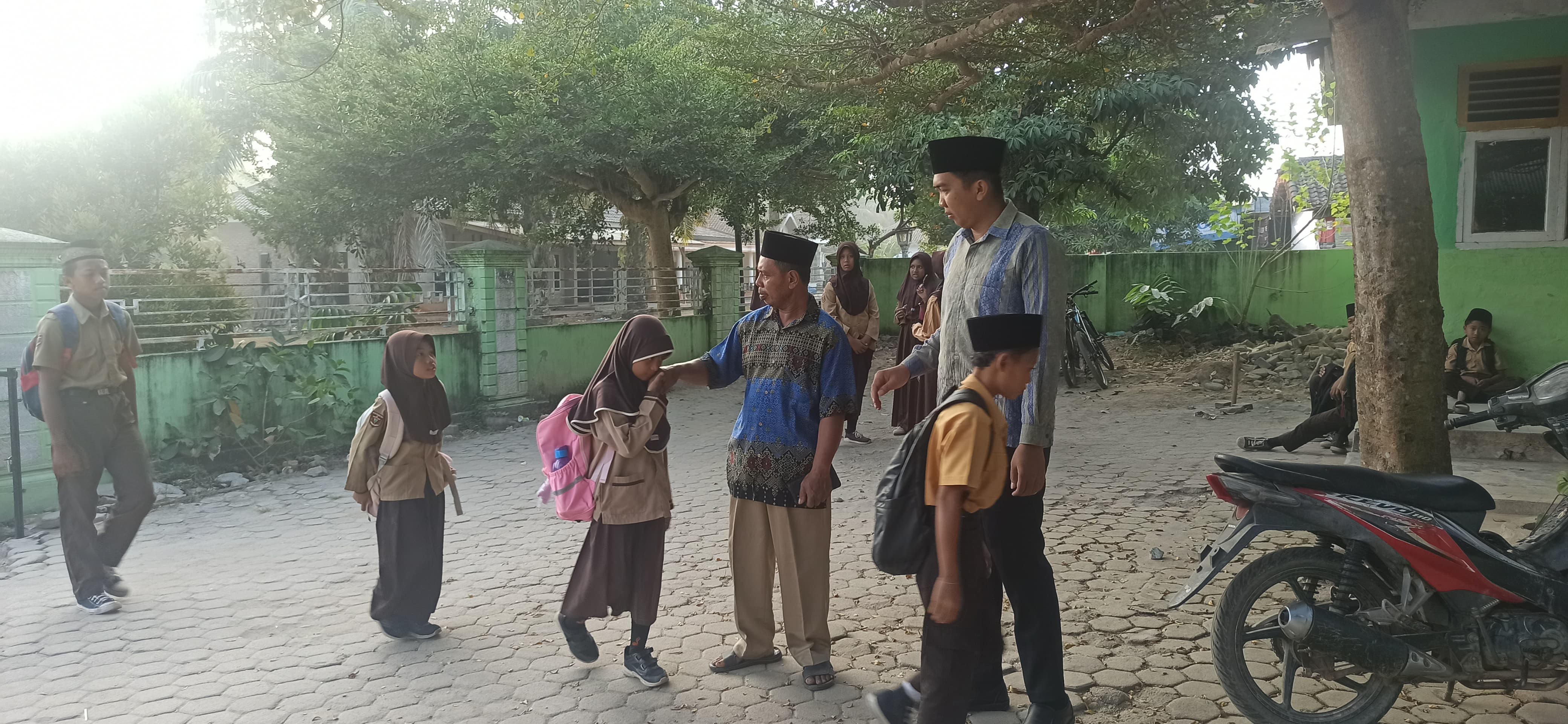 Perkuat Karakter dan Budaya Ramah Anak, Plt. Kepala Madrasah dan Guru Piket Sambut Siswa di Gerbang