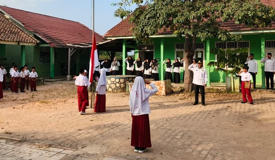 Upacara Bendera MIN 4 Way Kanan: Menanamkan Rasa Syukur atas Nikmat Ilmu dan Kebersamaan