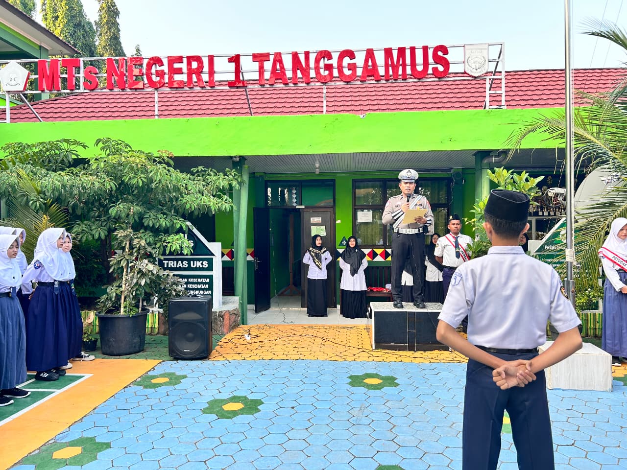 Kasat Lantas Polres Tanggamus Ajak Murid MTsN 1 Tanggamus Jauhi Narkoba, Judi Online, dan Bullying pada Upacara Bendera