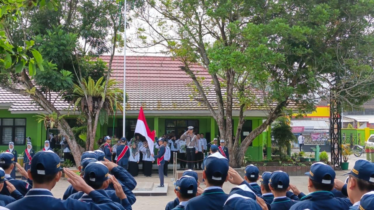 Upacara Bendera Bernuansa Edukasi, Satlantas Polres Lampung Barat Ajak Siswa MTsN 1 Lampung Barat Tertib Berlalu Lintas
