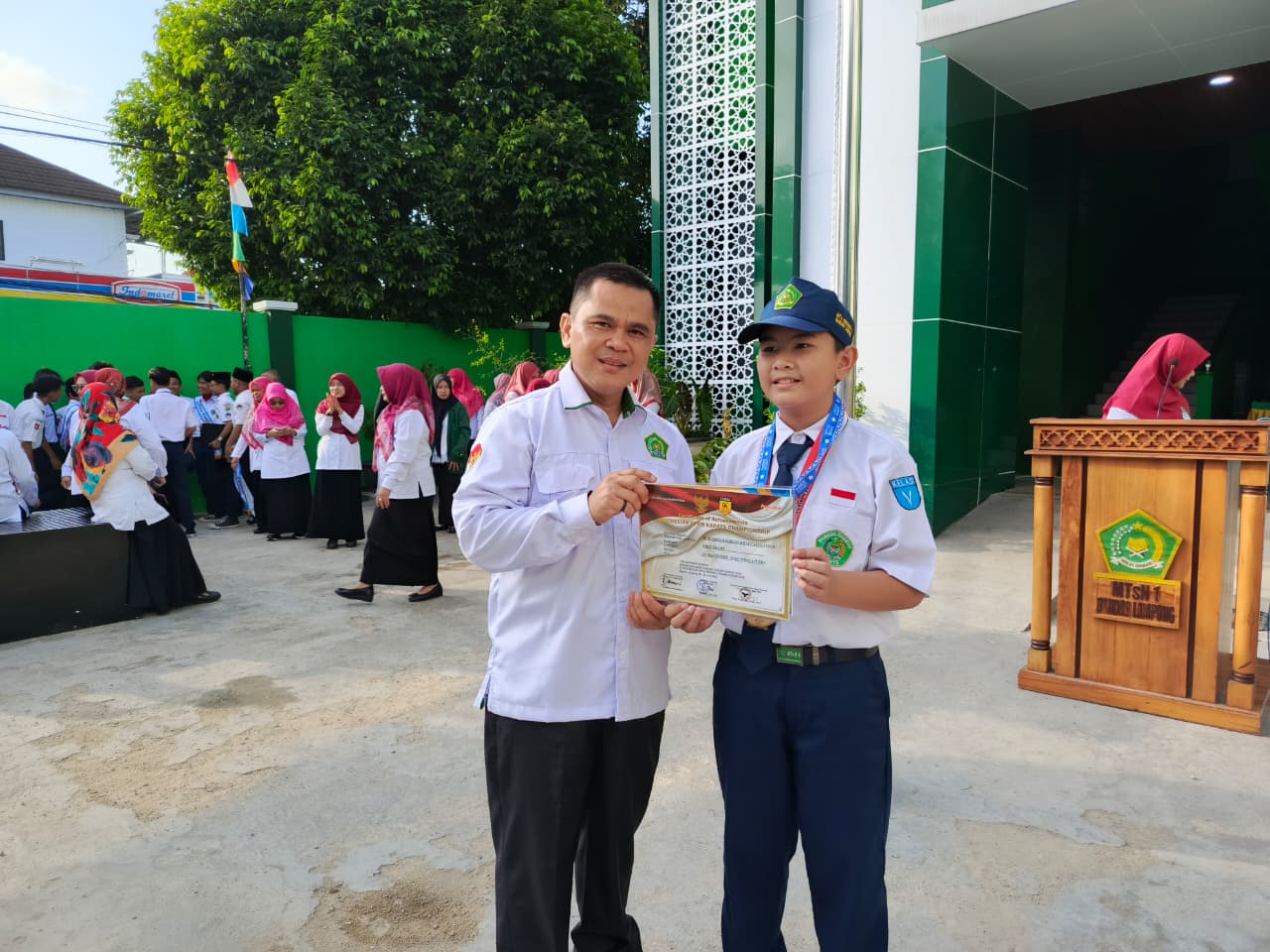 Gemilang di Arena Karate, Muhammad Gibran Khalfani Gavoer Dinobatkan sebagai Murid Berprestasi Pekan Ini di MTsN 1 Bandar Lampung