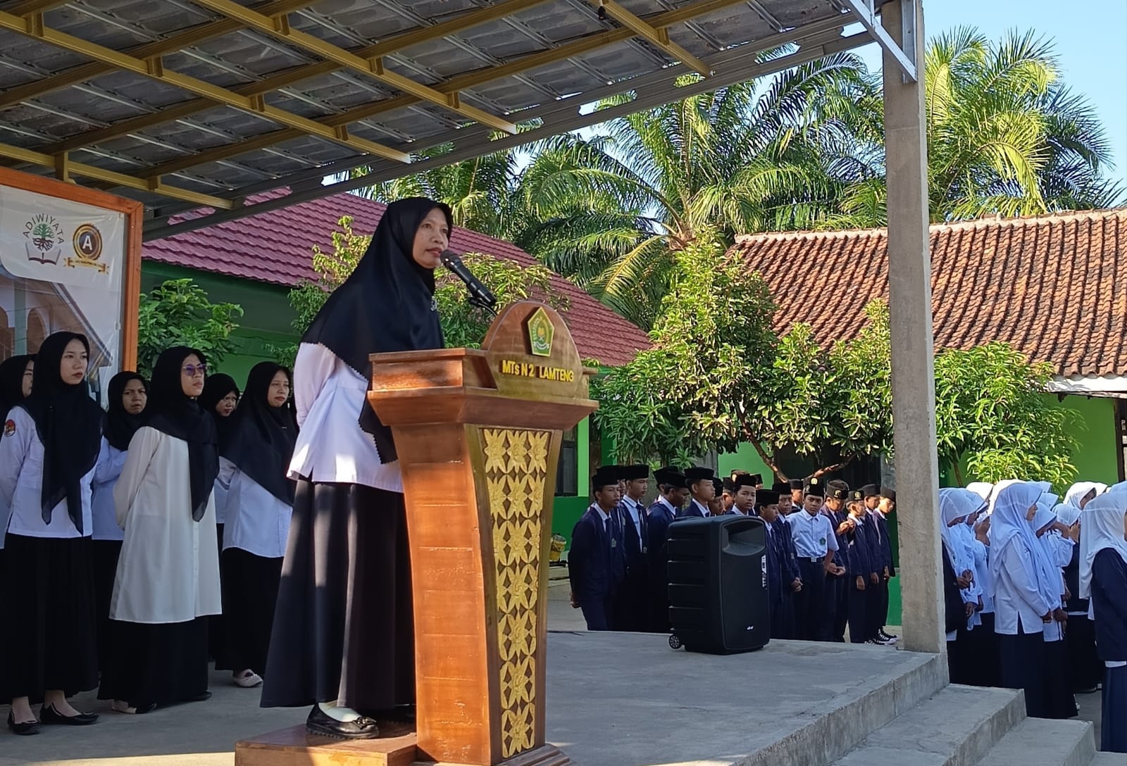 Jangan Ada Kata Nanti!” Pesan Tegas Pembina Upacara Bikin Lapangan MTsN 2 Lampung Tengah Hening