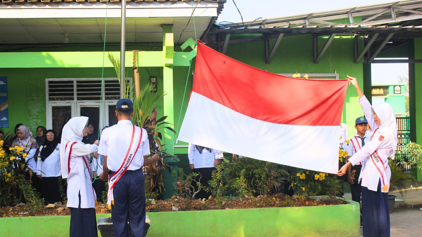 Kurangi Sampah Plastik hingga Jaga Sholat, Tiga Pesan Penting Derajat Kuncoro di Upacara MTsN 1 Lamsel