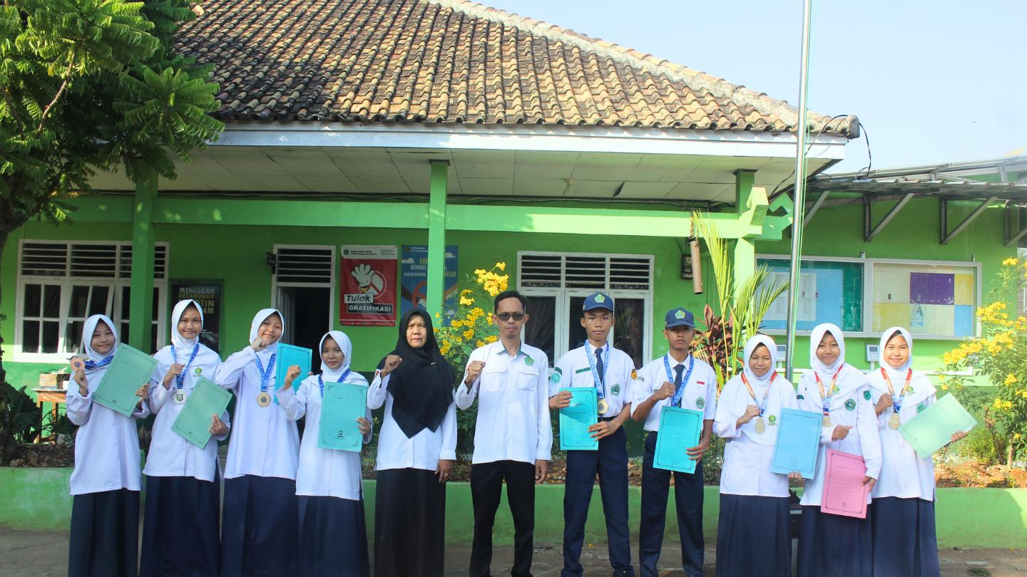 Panen Medali! Siswa-Siswi MTsN 1 Lamsel Borong Juara di Ajang Lampung Student Olympic dan Kompetisi Renang Aquatik