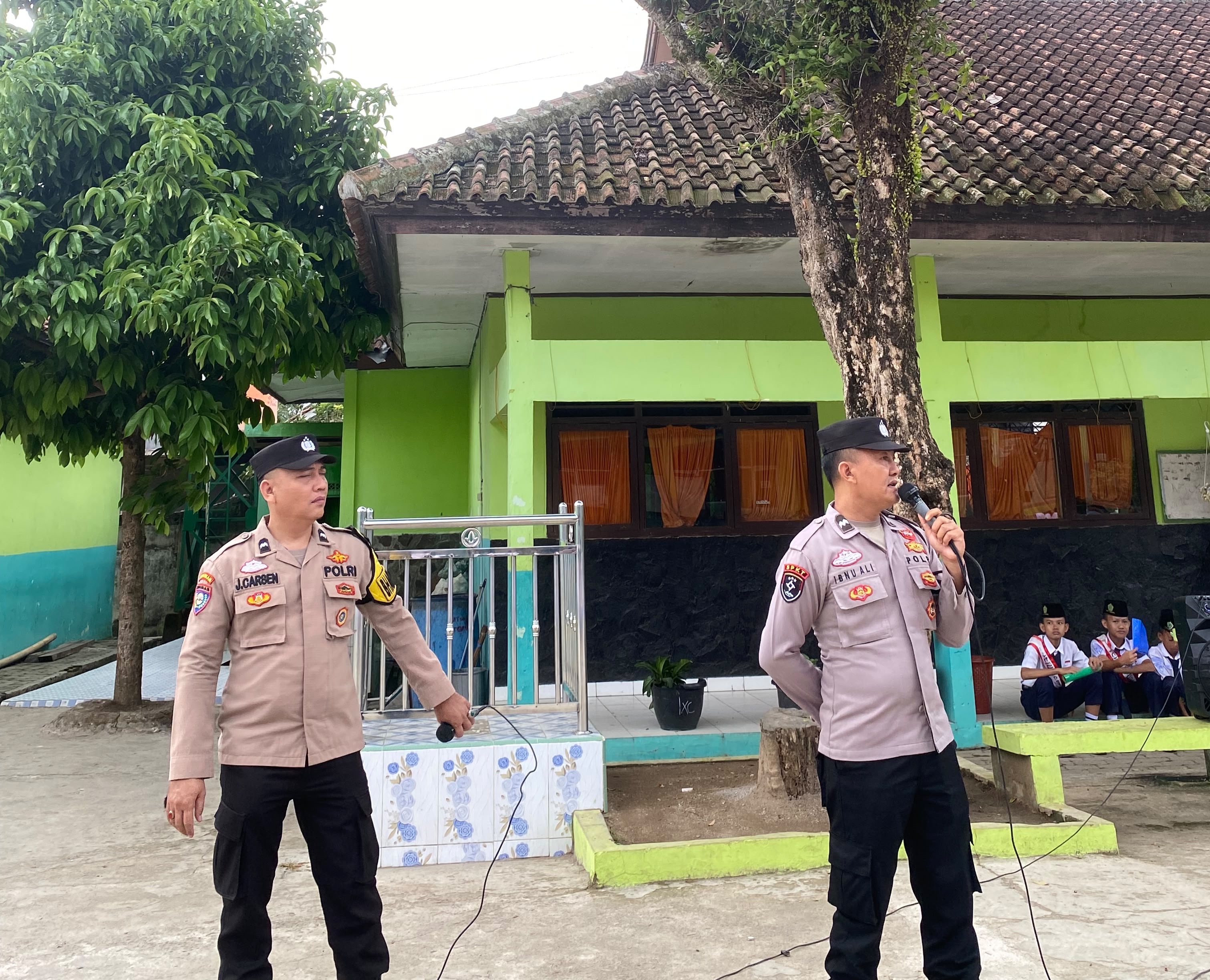 MTsN 2 Tanggamus Laksanakan Upacara Bendera, Polsek Talang Padang Berikan Sosialisasi Kenakalan Remaja