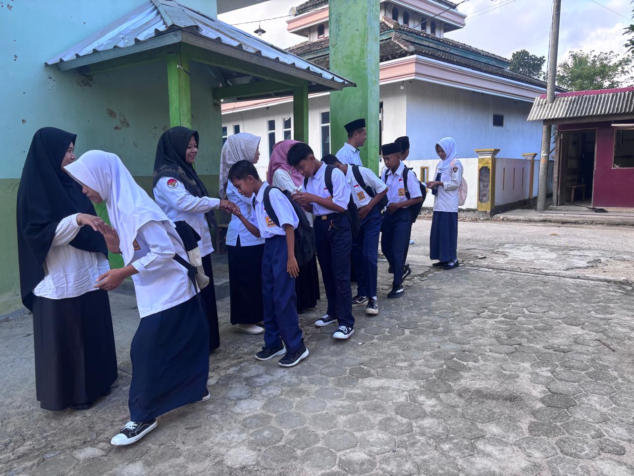 Wujudkan Madrasah Ramah Anak, Dewan Guru MTsN 2 Lampung Selatan Rutin Sambut Siswa dengan Budaya 5S