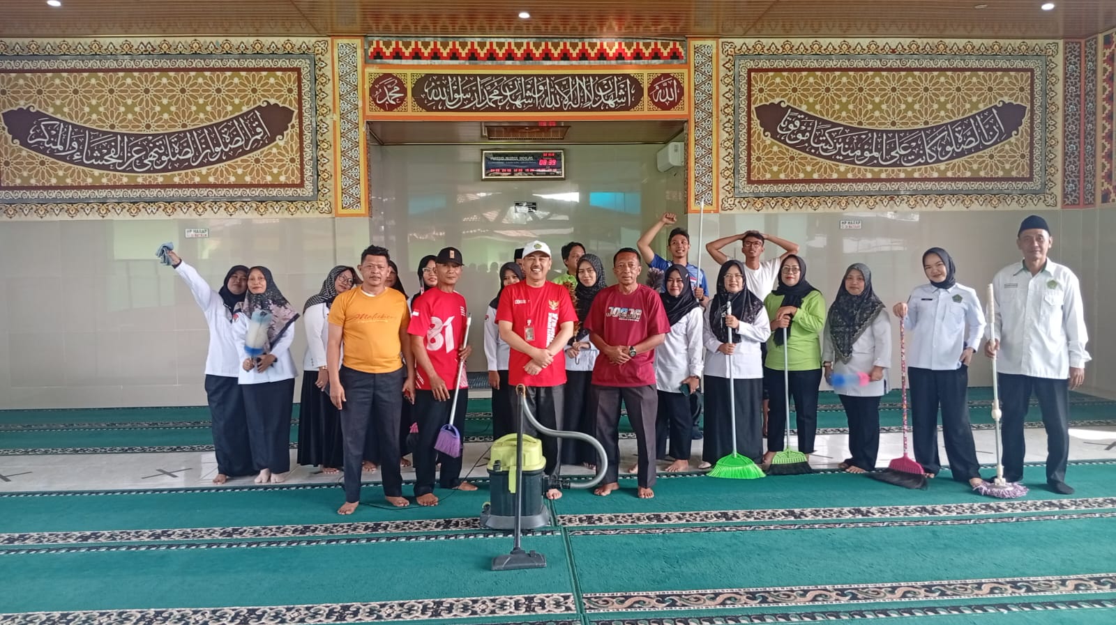 GEBER MAS Kemenag Lampung Tengah: Bersihkan Rumah Allah, Nyamankan Langkah Menuju Ibadah
