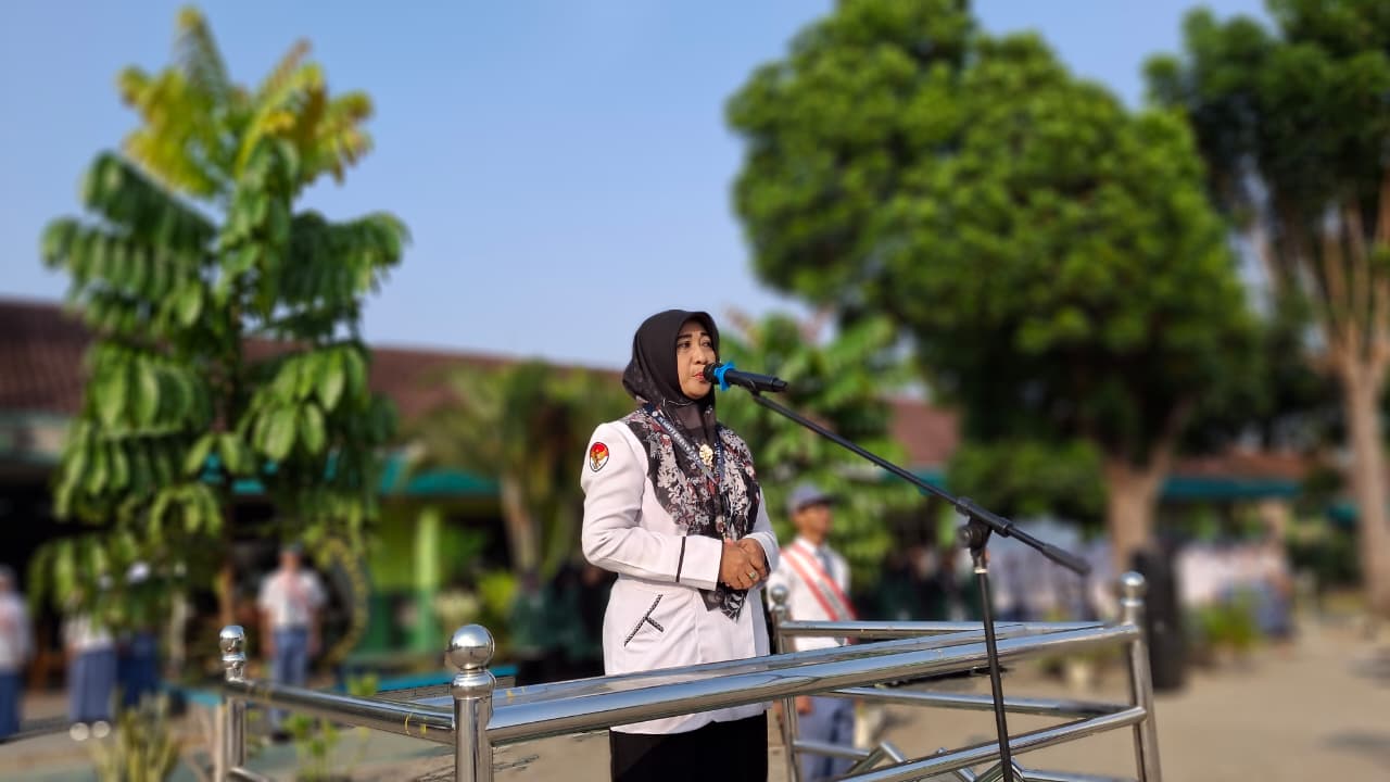 Upacara Senin, Wakamad Bidang Kehumasan Ajak Murid Disiplin Salat dan Berakhlak Mulia
