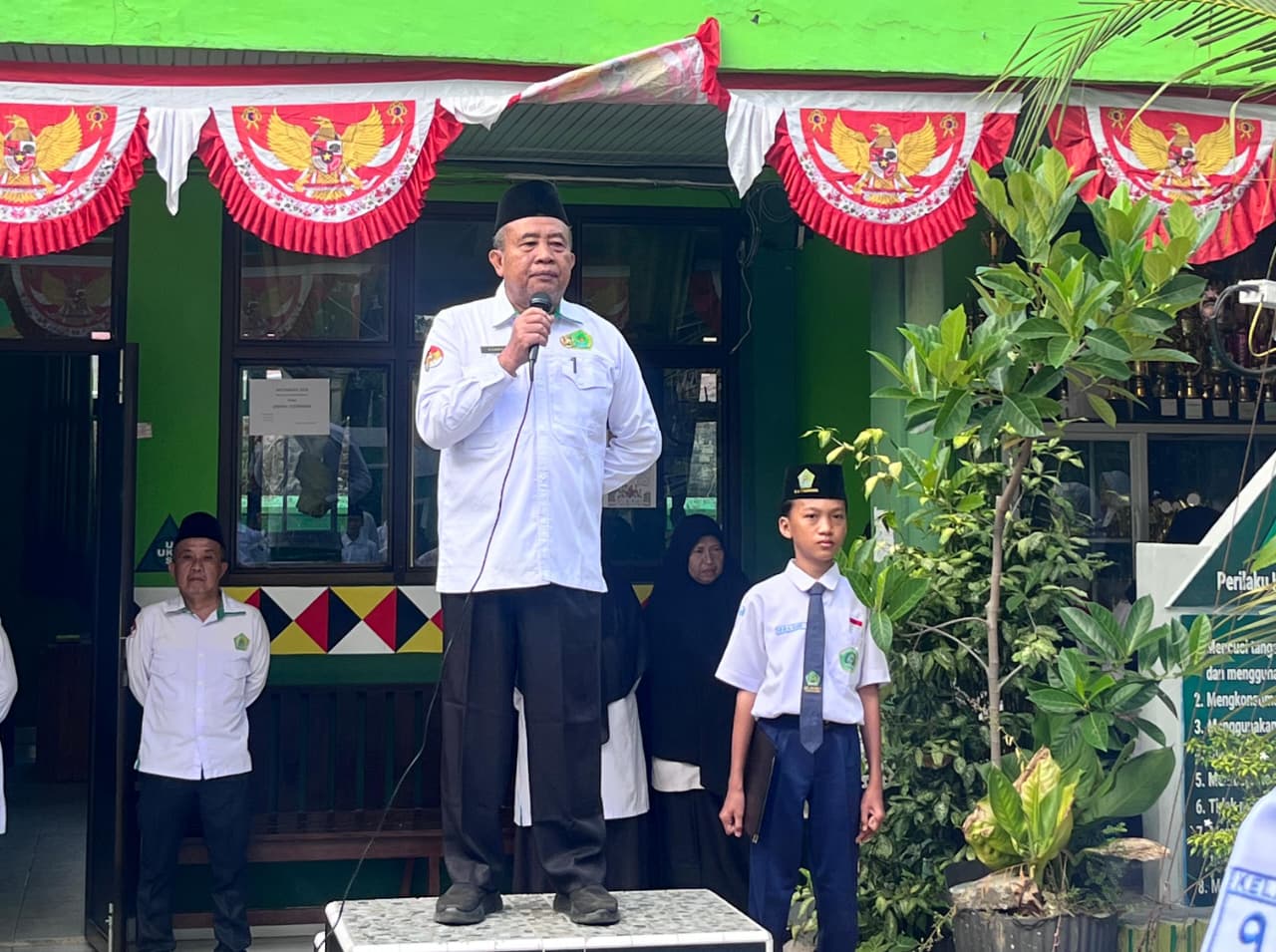 “Datang ke Madrasah untuk Belajar, Bukan Sekadar Bermain”, Pesan Kepala MTsN 1 Tanggamus dalam Amanat Pembina Upacara