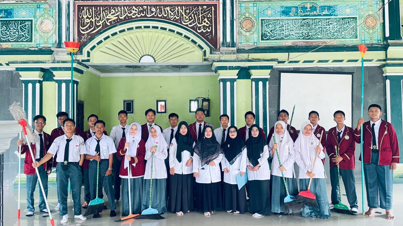 GEBER MAS, Siswa MAN 1 Lampung Tengah Bergerak Makmurkan Masjid Lewat Gotong Royong