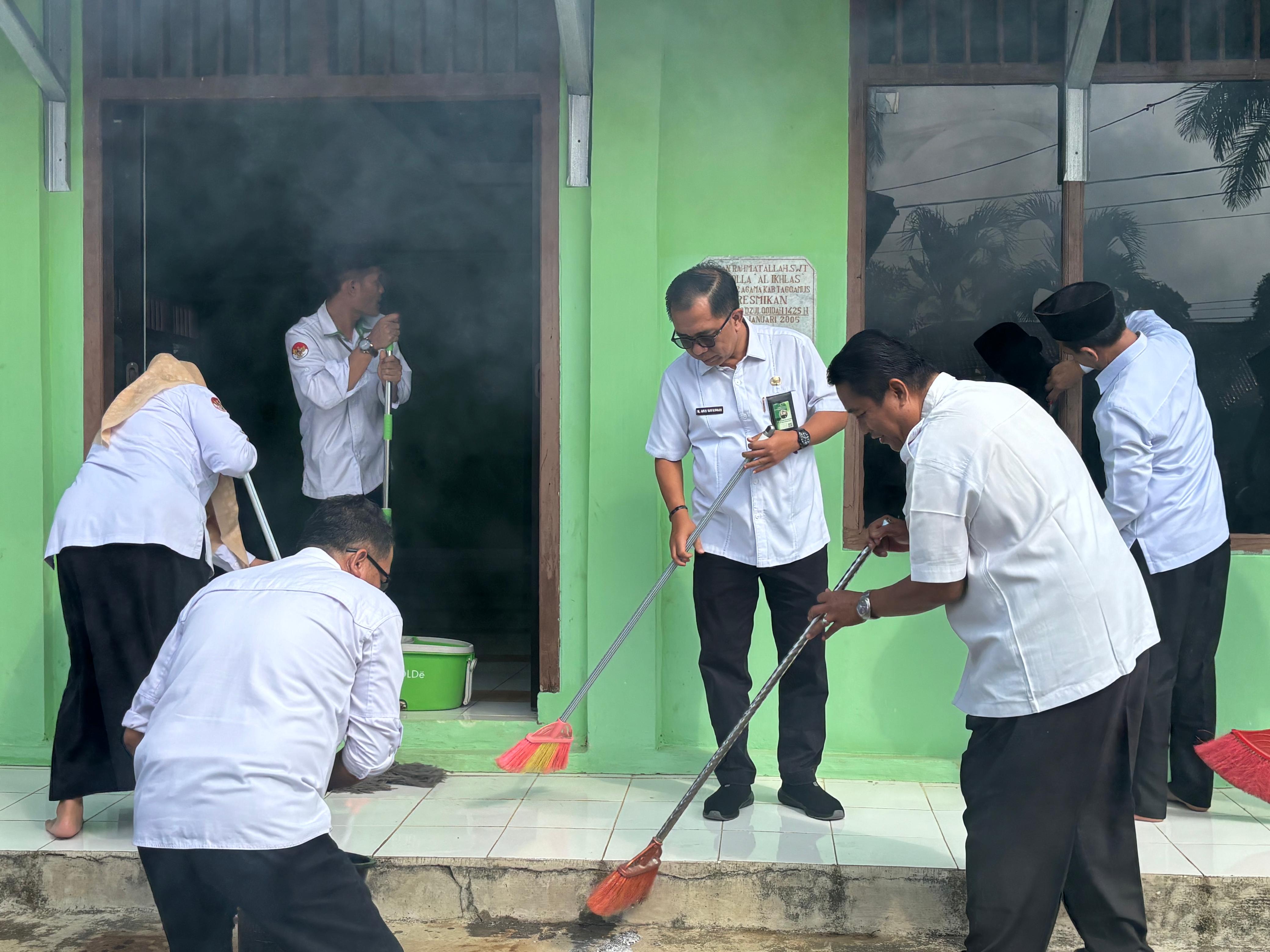 Kakan Kemenag Tanggamus Pimpin GEBER Masjid, Wujudkan Lingkungan Ibadah yang Bersih dan Nyaman