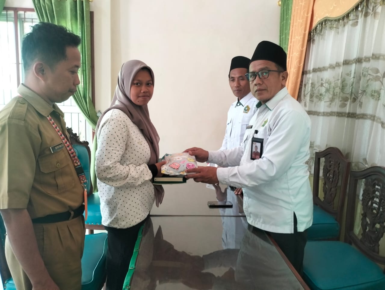 Ikrar di Hadapan Allah, Dina Feraria Mantapkan Hati Memeluk Islam